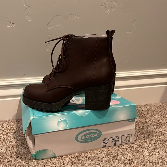 Brown ankle boots from Soda. Size 7.5 heel is 2.5 - Picture 3 of 10
